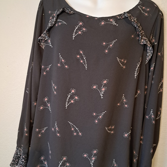 LOFT Outlet charcoal gray and floral blouse. Long Sleeve scoop neck. Size Medium - Picture 3 of 12